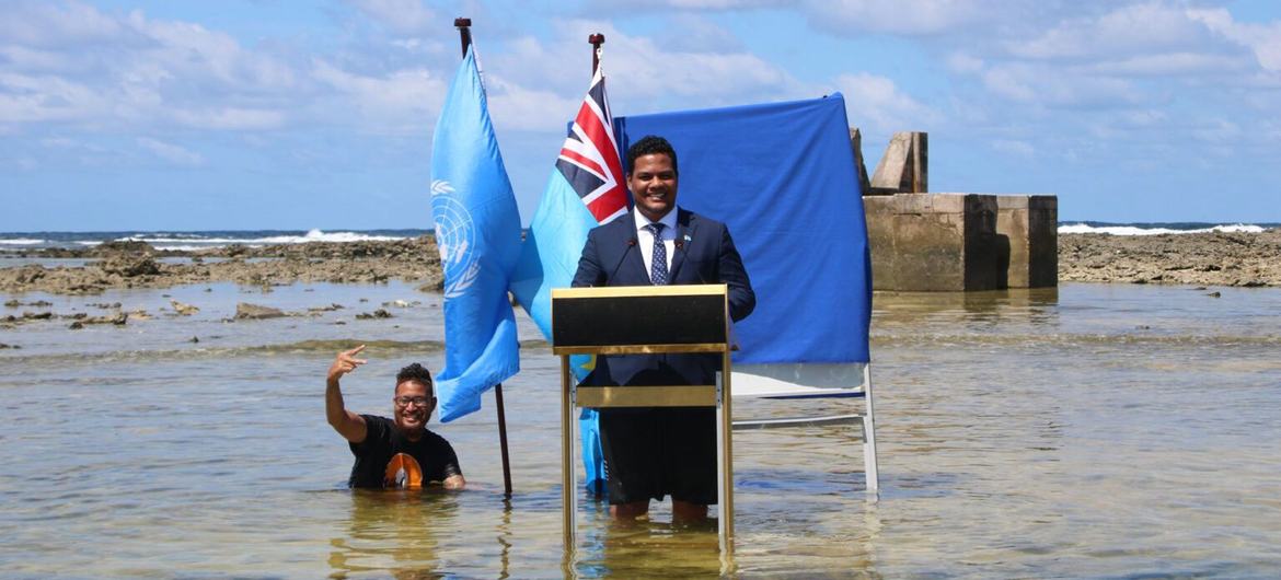 O
                                                          Ministro da
                                                          Justiça de
                                                          Tuvalu Simon
                                                          Kofe fez
                                                          manchetes
                                                          durante a
                                                          COP26 em
                                                          novembro
                                                          passado ao
                                                          discursar na
                                                          conferência
                                                          climática da
                                                          ONU enquanto
                                                          estava de
                                                          joelhos em
                                                          água do mar.